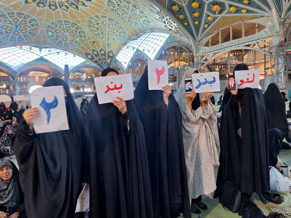 حضور پرشور دانش‌آموزان عضو سازمان دانش‌آموزی در نمازجمعه اصفهان