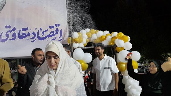 شب هشتادم، روایت عشقی خارج از قاب پیوند دو دل در میان خروش خیابان‌ها