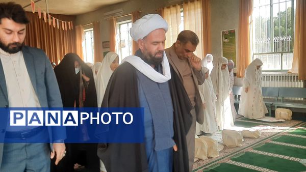 نماز جماعت در دبستان شهید رجبی۲ با حضور مسئولان اداره آموزش و پرورش ناحیه 6