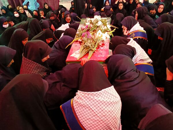استقبال دانش‌آموزان‌ دبیرستان شاهد ریحانه‌النبی گناباد از پیکر مطهر شهید گمنام