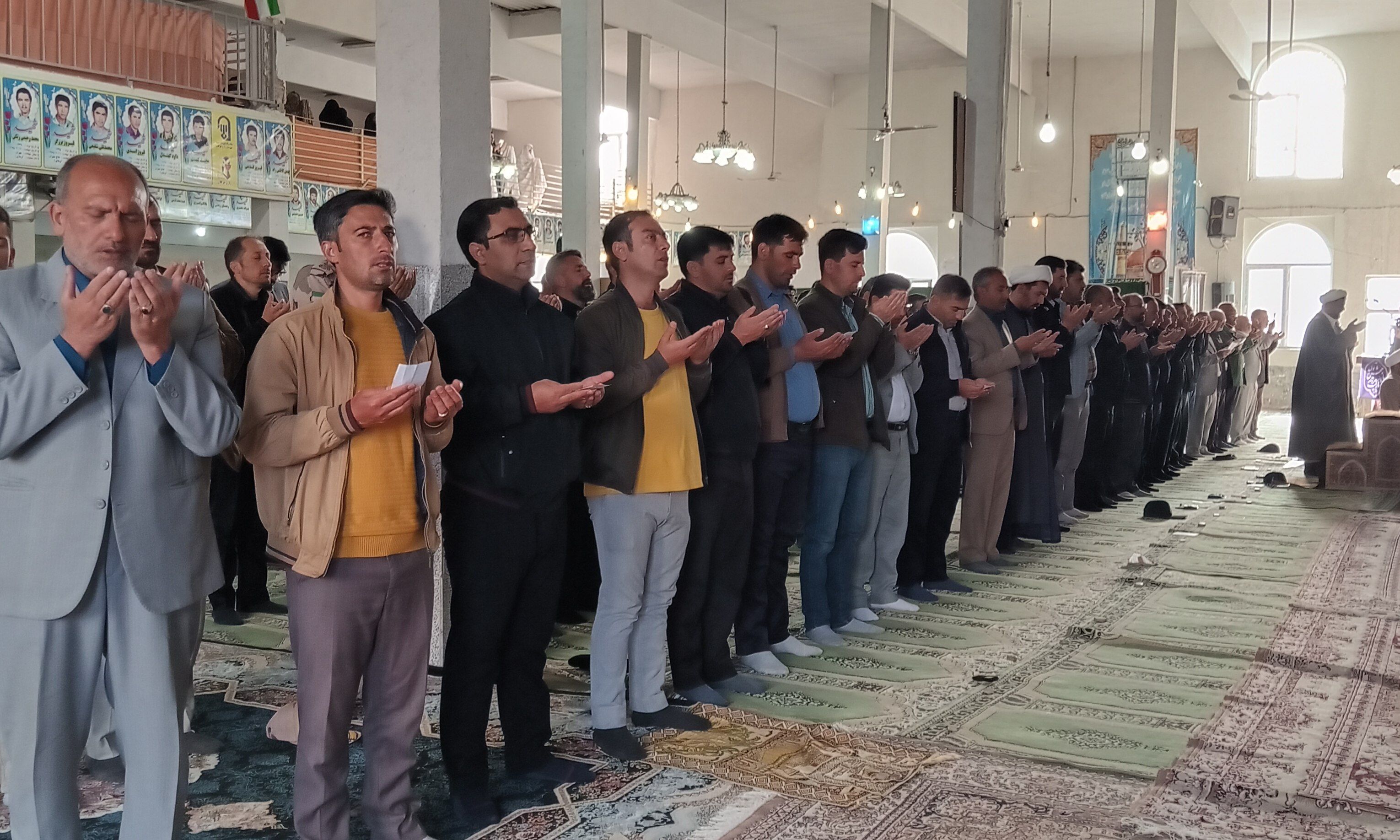 اقامه نماز عید سعید فطر در شهر راز