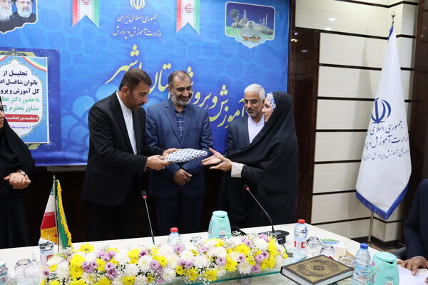 تجلیل از بانوان شاغل اداره‌کل آموزش و پرورش استان بوشهر