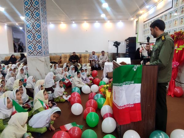 جشن انقلاب در دبستان شکوفه‌های انقلاب