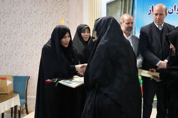 مراسم تجلیل از مادران، همسران شهدا و بانوان جانباز فرهنگی آذربایجان شرقی