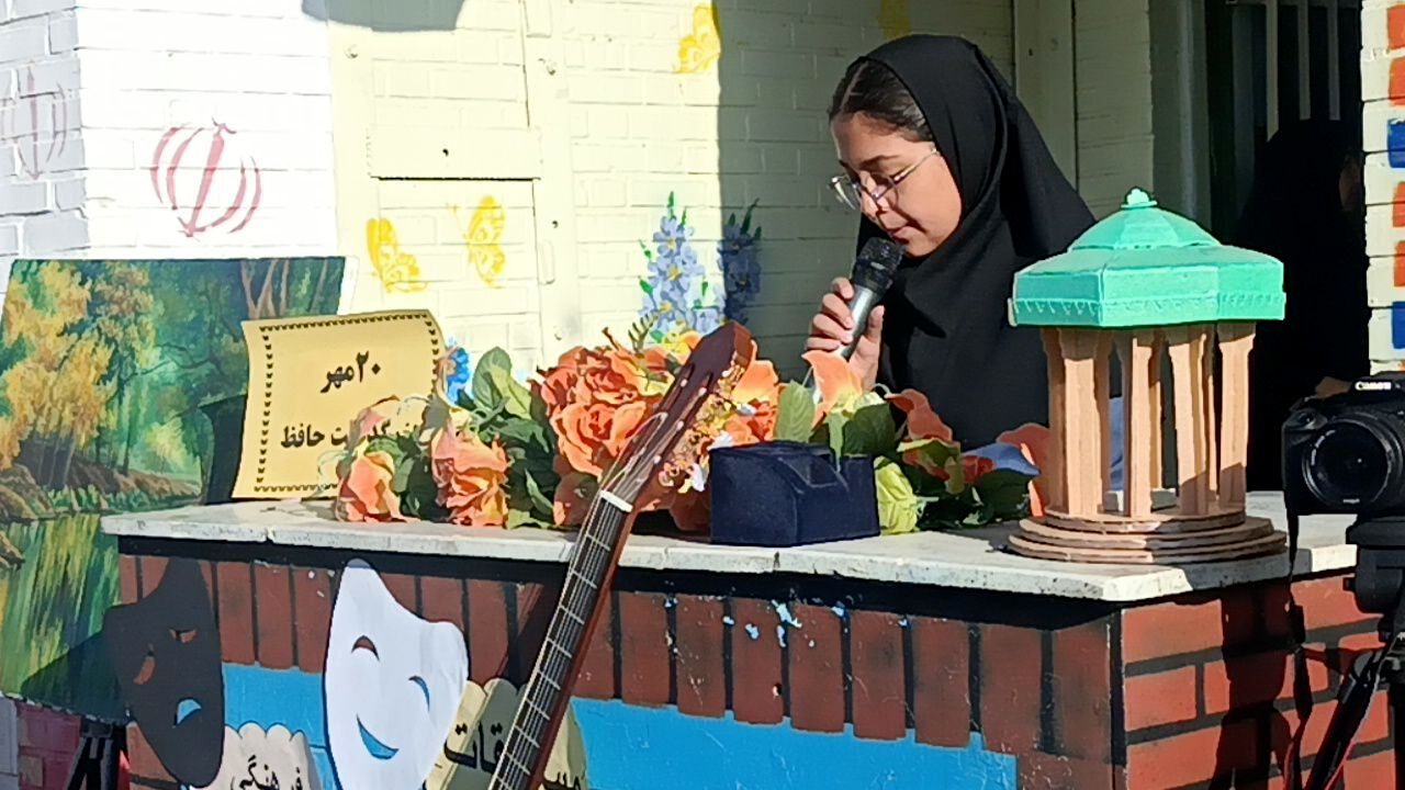 رونمایی از استعدادهای هنری دانش‌آموزان در نمایشگاه فرهنگ و هنر دبیرستان هاجر بیرجند