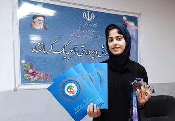 تجلیل از دانش‌آموز قهرمان برتر کشور در ناحیه یک کرمانشاه