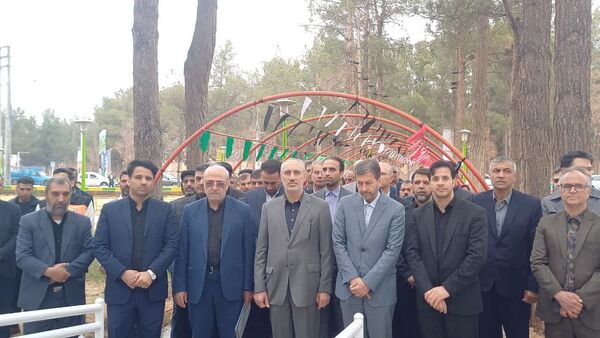 بازدید معاون رئیس جمهور و ریاست سازمان برنامه و بودجه کشور از مشاغل صنایع دستی و نان شهرستان برخوار در پارک آزادگان شهر حبیب آباد