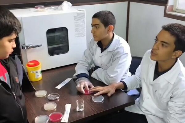نمایشگاه آزمایشگاهی در دبیرستان استعدادهای درخشان شهید بهشتی رودهن 
