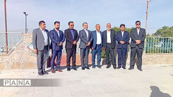 تجدید میثاق معاون وزیر و رئیس سازمان مدارس غیردولتی و مشارکت‌های مردمی وزارت آموزش و پرورش با شهدای گمنام در یاسوج