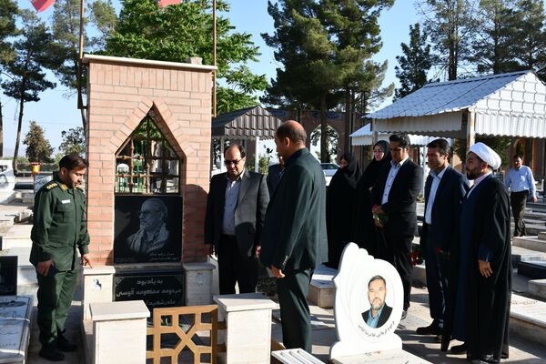 گلزارهای شهدا در هفته معلم عطرافشان شد