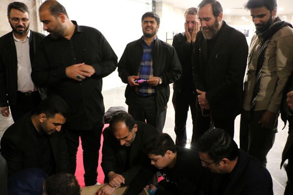 آخرین وداع فرزند با پدر