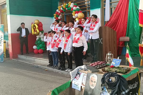 دانش‌آموزان دبستان معمارزاده در سیزده آبان