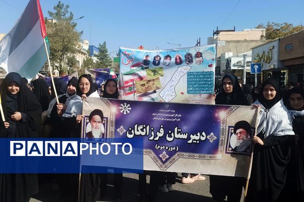 میدان‌داری دانش‌آموزان و همه‌ اقشار قوچانی در دفاع از ارزش‌های انقلاب 