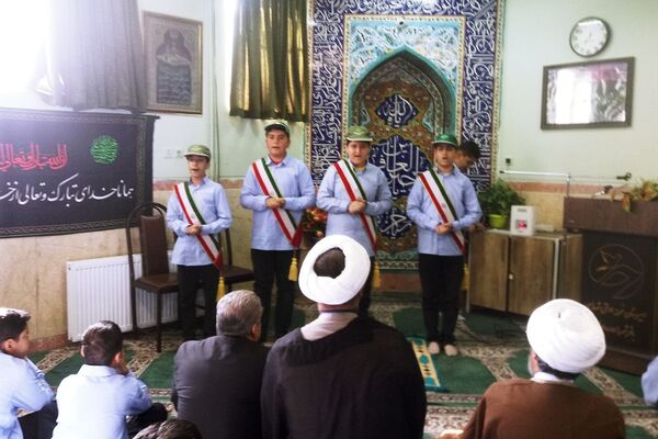 برپایی نماز جماعت مدارس کهریزک با حضور امام جمعه منطقه 