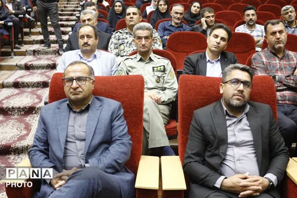 تجلیل از مدیران و کارمندان نمونه فیروزکوه؛ تقدیر از پیشگامان خدمت در هفته دولت