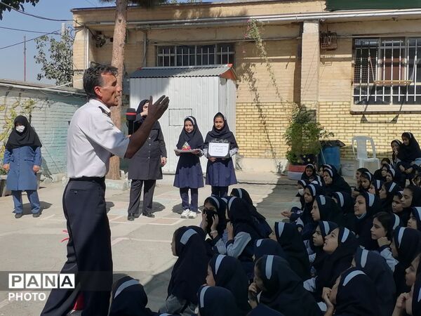 آموزش ایمنی و اطفاء حریق در دبستان ناهید نخودی نیشابور 