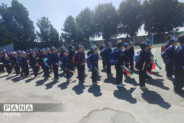 جشن شکوفه‌ها در مدرسه ۱۲ بهمن بهارستان دو