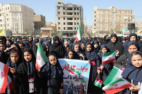 حضور پرشور دانش‌آموزان در راهپیمایی ۱۳آبان منطقه کهریزک 