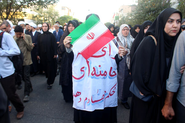 جلوه‌های حماسی از حضور نوجوانان قمی در مراسم تشییع شهدا 