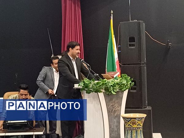 جشن ستارگان دانش‌آموزی در تالار شهرداری دولت‌آباد شهرستان برخوار 