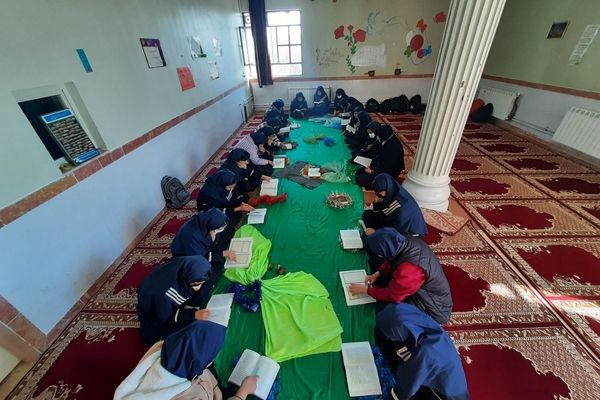 انس با قرآن در دبیرستان امامت مهدیه