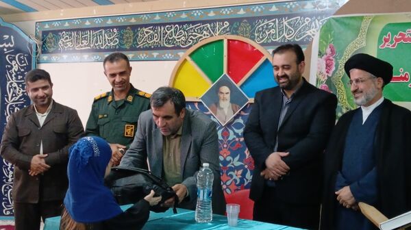 رزمایش اهدا لوازم التحریر به دانش‌آموزان نیازمند در محمودآباد