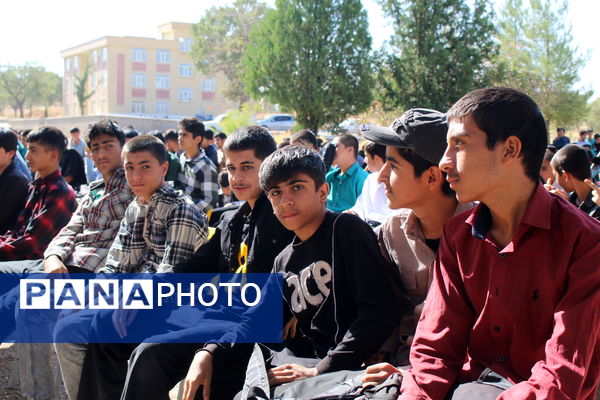 گرامیداشت هفته دفاع مقدس در مدرسه نخبگان عشایر گنجه‌ای یاسوج