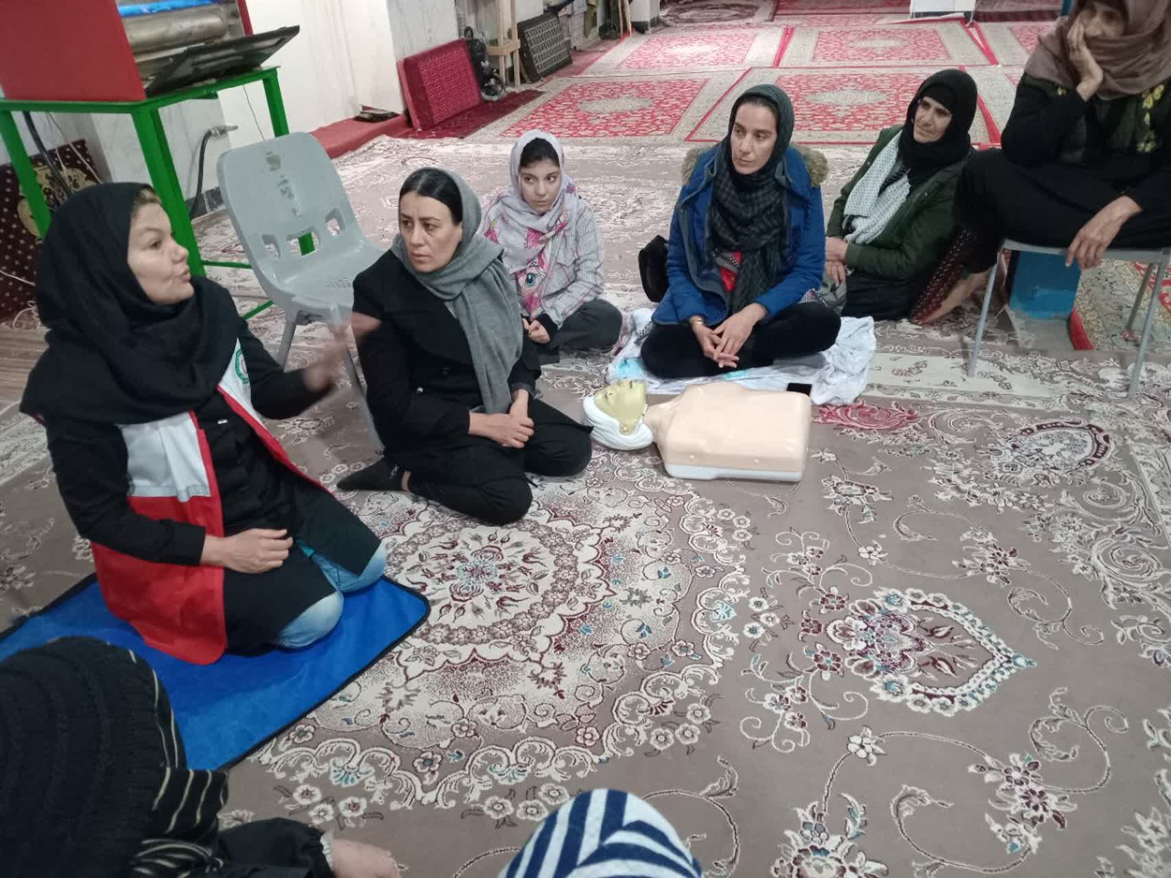 دوره‌ آموزشی‌ هلال‌احمر در پایگاه‌ بسیج مطهره شیروان