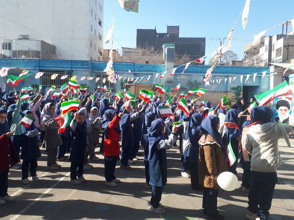 نواختن زنگ انقلاب در دبستان شاهد کوثر ناحیه پنج 