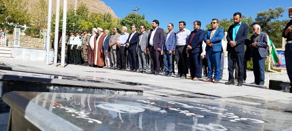 غبارروبی مزار شهدای دفاع مقدس در فریدونشهر