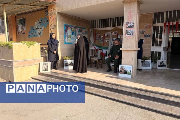 تقدیر از خانواده شهید خلبان علی بلورخانی در دبیرستان استعدادهای درخشان فرزانگان شهریار 