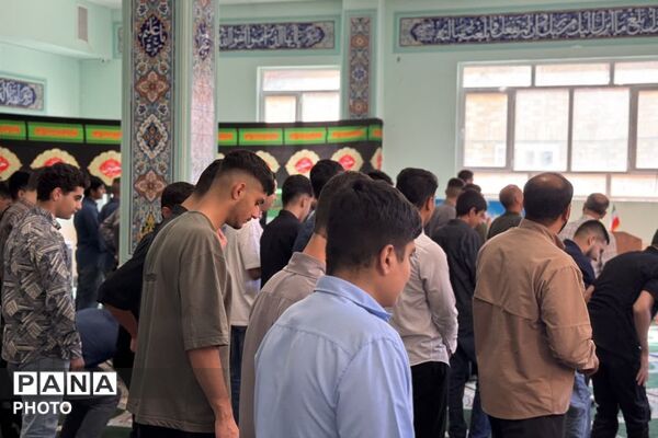 نماز جماعت در نخستین روزهای دبیرستان ابن‌سینا رودهن به امامت امام جمعه