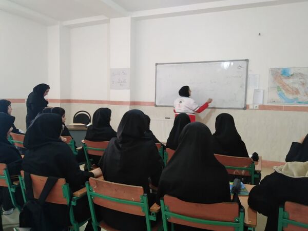 گرامیداشت هفته پدافند غیر عامل در دبیرستان نمونه دولتی برکت خاتم