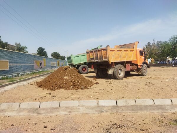 پیش رویی در ساخت چمن مصنوعی دبیرستان نمونه دانش کاشمر