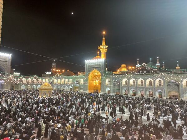 سیل عظیم زائران و مجاوران حرم امام رضا (ع) در شب ولادت یازدهمین امام شیعیان