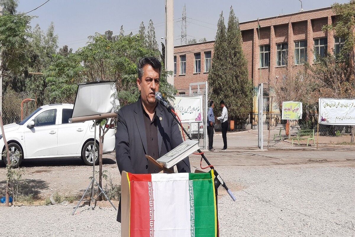 افتتاح زمین چمن طرح "شهید سلیمانی" پاکدشت، بستر تحقق شعار رهبری است