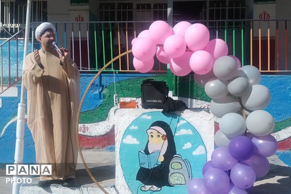 نمایش شاد کودکانه با حضور «عمو اخوان» در دبستان بنت‌الهدی فیروزکوه