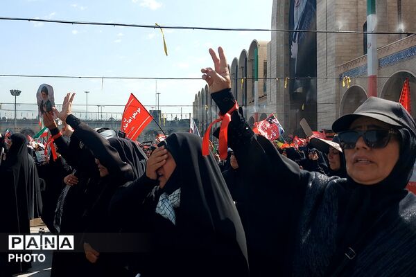 حضور باشکوه خونخواهان رهبر شهید در مصلی امام خمینی(ره) تهران