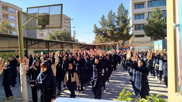 مسابقات ورزشی به مناسبت هفته بهداشت و روان در دبیرستان پیرایش یک