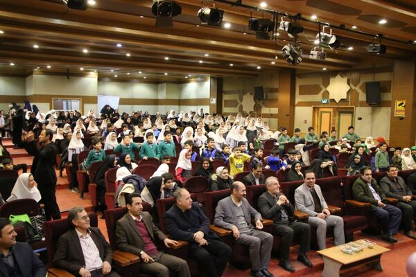 رونمایی از کتاب «تنها در میان جمع» دانش‌آموز نویسنده تبریز 