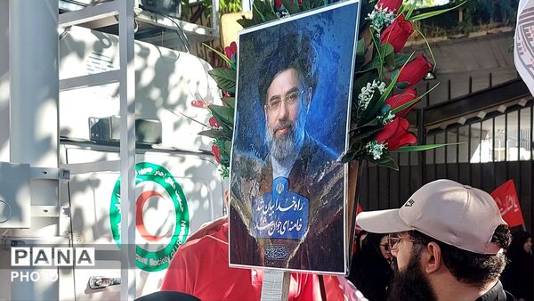 بدرقه باشکوه پیکر رهبر شهید روی دستان پرمهر ملت