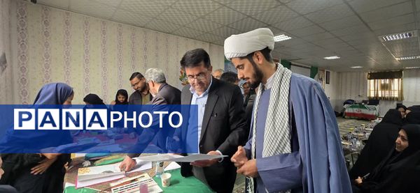 نواخته شدن زنگ استکبارستیزی و گرامیداشت هفته بسیج دانش‌آموزی در دبیرستان شاهد فردوس بافق