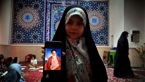 برگزاری نماز جمعه وحدت‌آفرین نظرآباد با رونمایی کتاب قرآنی و ارائه خدمات فرهنگی و معیشتی در مصلی نظرآباد