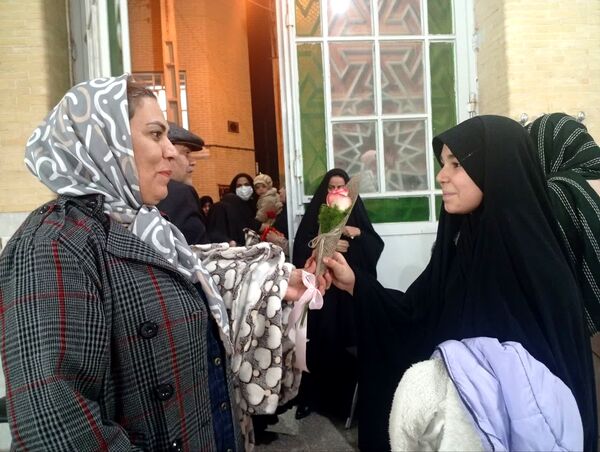 استقبال خانواده‌های یزدی از فرزندان معتکف در پایان سه روز بندگی