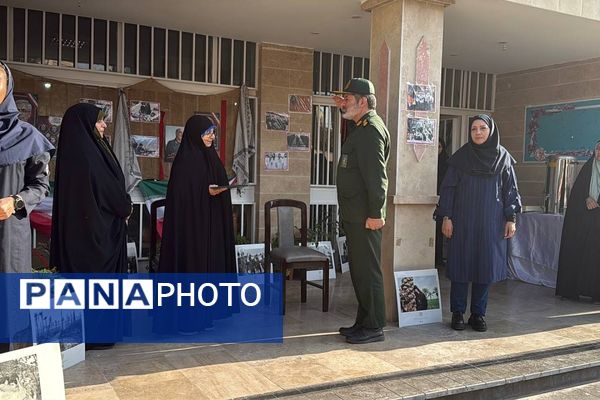 تقدیر از خانواده شهید خلبان علی بلورخانی در دبیرستان استعدادهای درخشان فرزانگان شهریار 