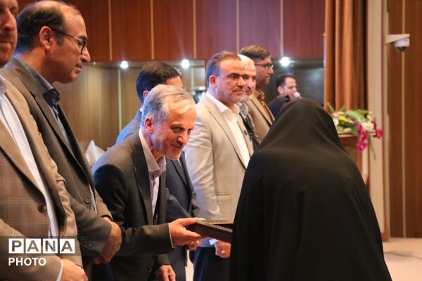 تجلیل از معلمان نمونه  در گناباد 