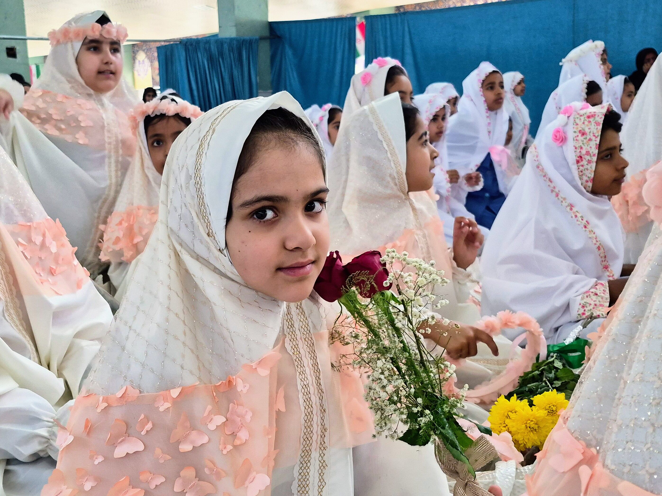 آیین سپیدپوشان؛ جشن تکلیف دختران عنبرآباد