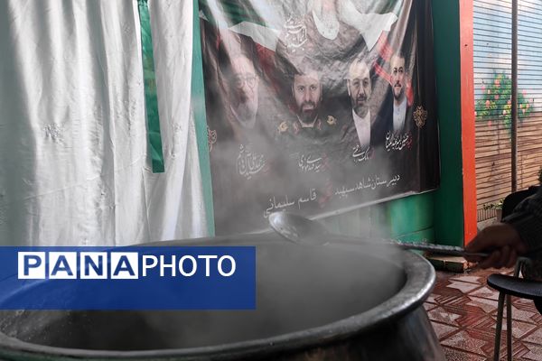 پخت شله زرد نذری در دبیرستان شاهد شهید قاسم سلیمانی