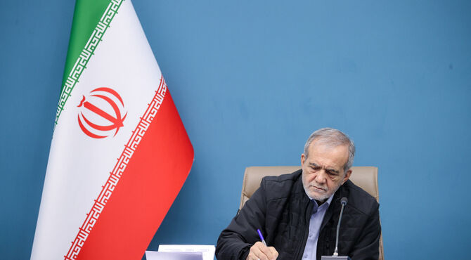 ‌پیام رئیس‌جمهور پزشکیان به همسران و خانواده‌های معظم 20 دولتمرد‌ شهید