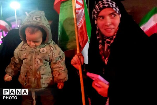 اجتماع عظیم مردم در میدان انقلاب